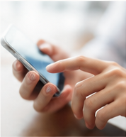 スマートフォンから問い合わせる様子